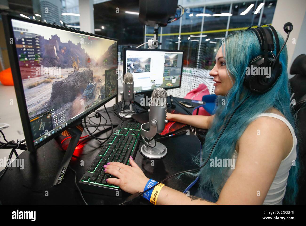 Moscou Russie 8 Aout 21 Un Streamer Joue Un Jeu Video Au Streamfest Un Festival Annuel Qui Reunit Plus De 0 Celebres Streamers Et Podcasters En Direct Dans Skolkovo Technopark Le Contenu