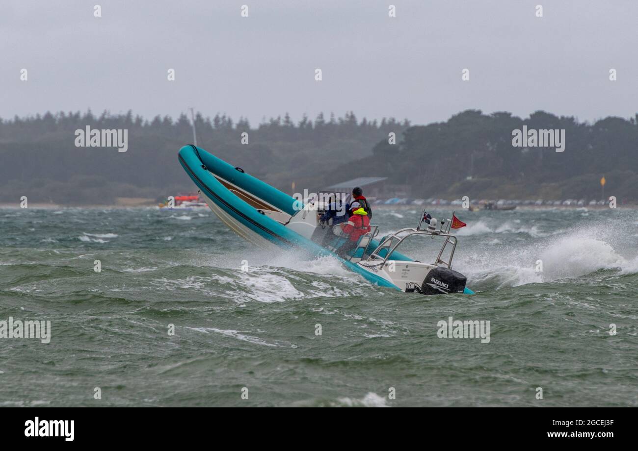 Bateau gonflable rigide, conditions météorologiques difficiles, mers de tempête, bateau à côtes, embarcation gonflable, Grandes vagues, rebondissement sur les vagues, bateau Rib par temps difficile. Banque D'Images