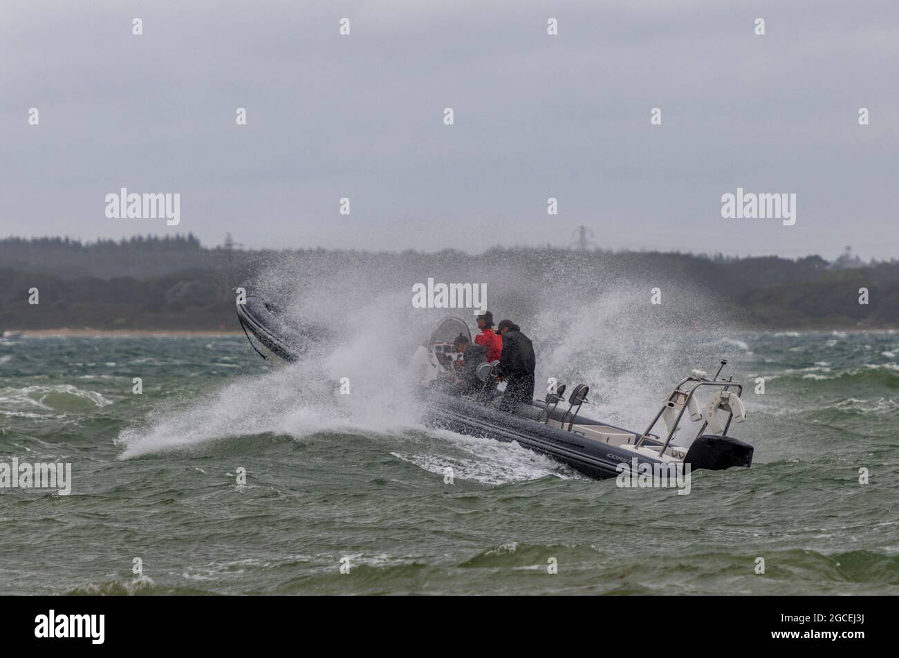 Bateau gonflable rigide, conditions météorologiques difficiles, mers de tempête, bateau à côtes, embarcation gonflable, Grandes vagues, rebondissement sur les vagues, bateau Rib par temps difficile. Banque D'Images