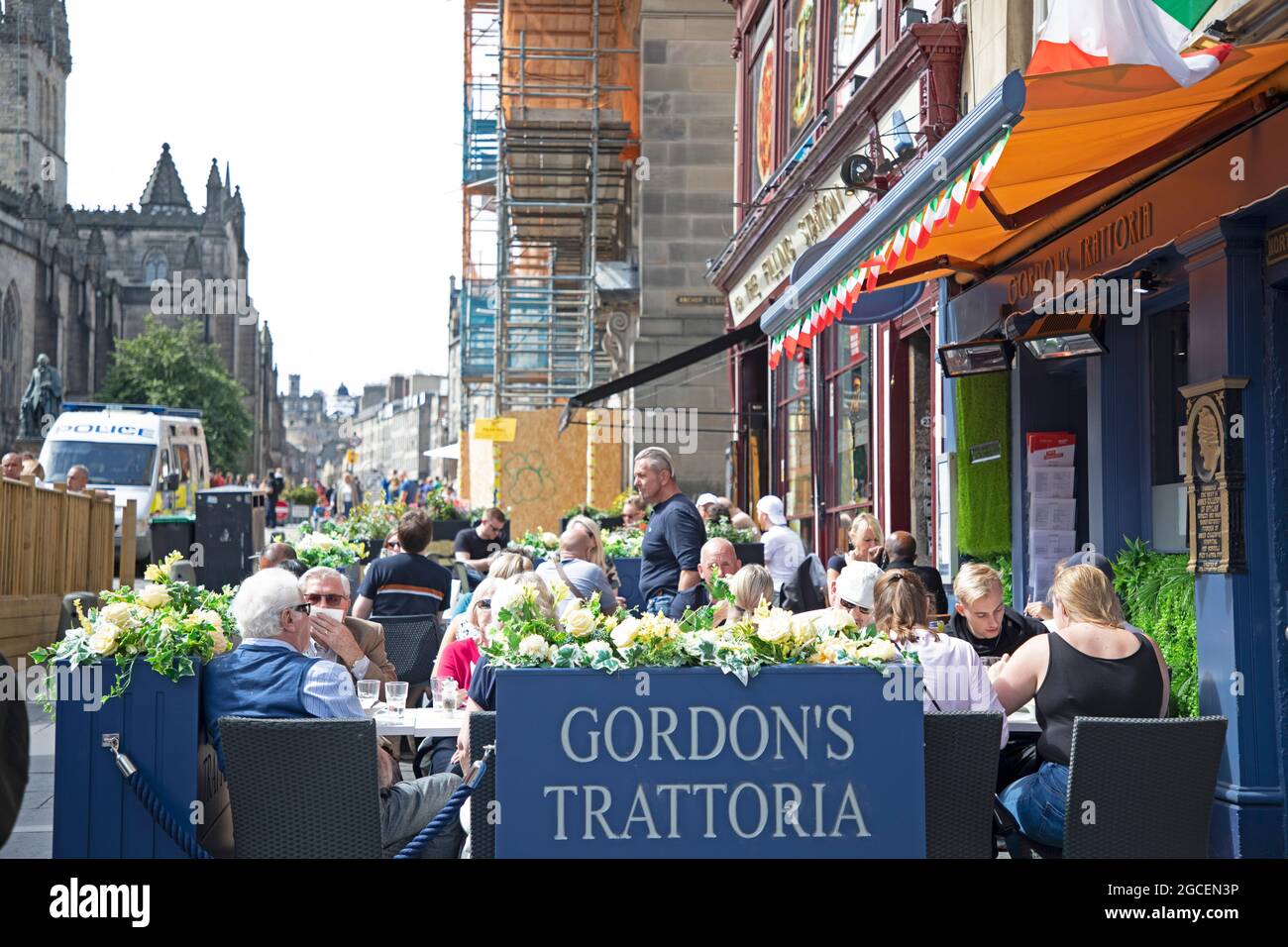 Royal Mile, Edinburgh Fringe, Écosse, Royaume-Uni. 8 juillet 2021. Ensoleillé pour le premier dimanche de la Fringe sur la High Street. Plus silencieux que les années passées en raison des événements réduits liés au Covid Panademic. Photo : la Trattoria de Gordon est toujours occupée. Crédit : Arch White/Alamy Live News. Banque D'Images