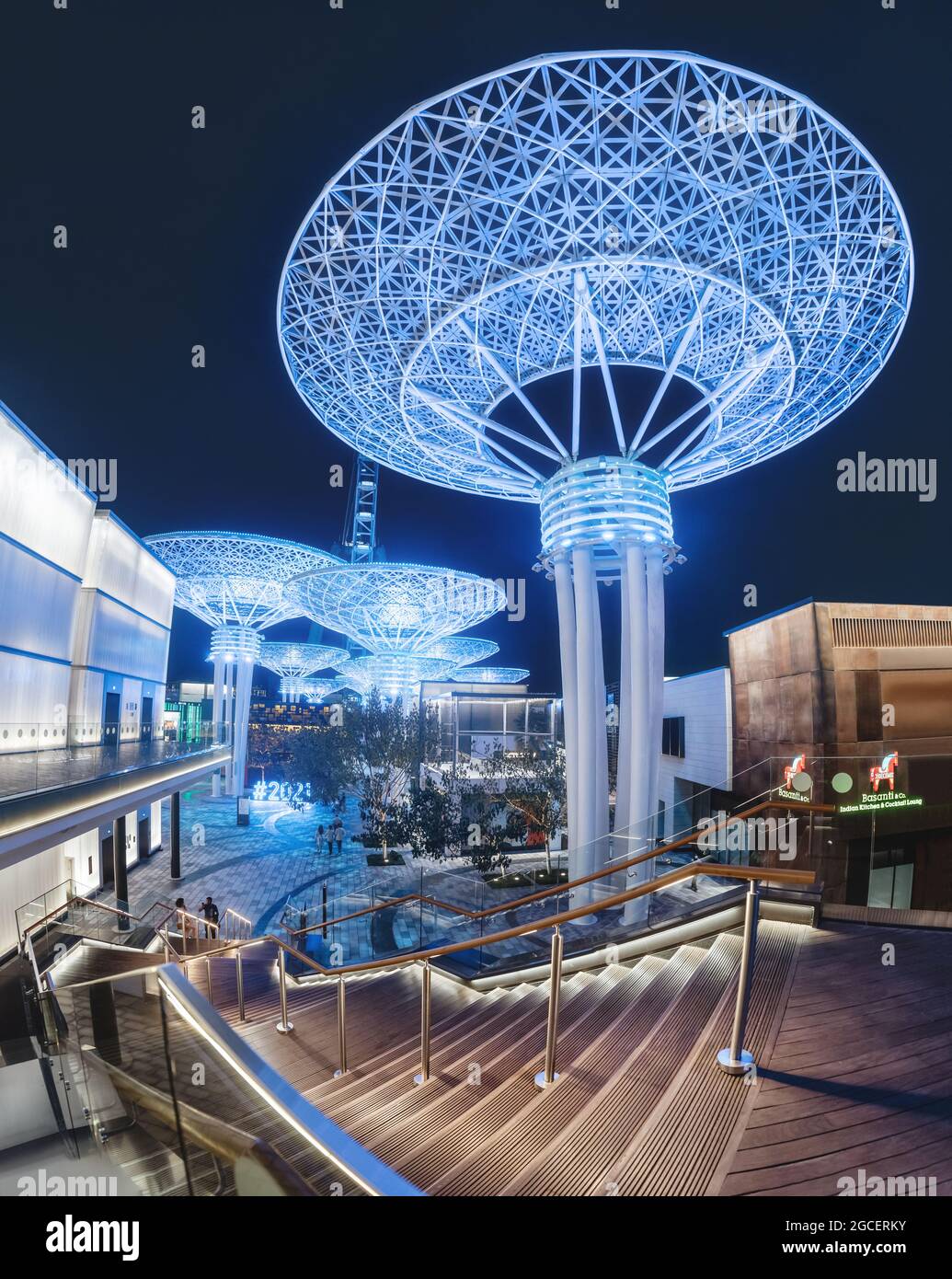22 février 2021, Dubaï, Émirats Arabes Unis : attraction touristique populaire de Dubaï - Neon, super arbres en métal futuriste lumineux sur Blue Waters Island. Banque D'Images