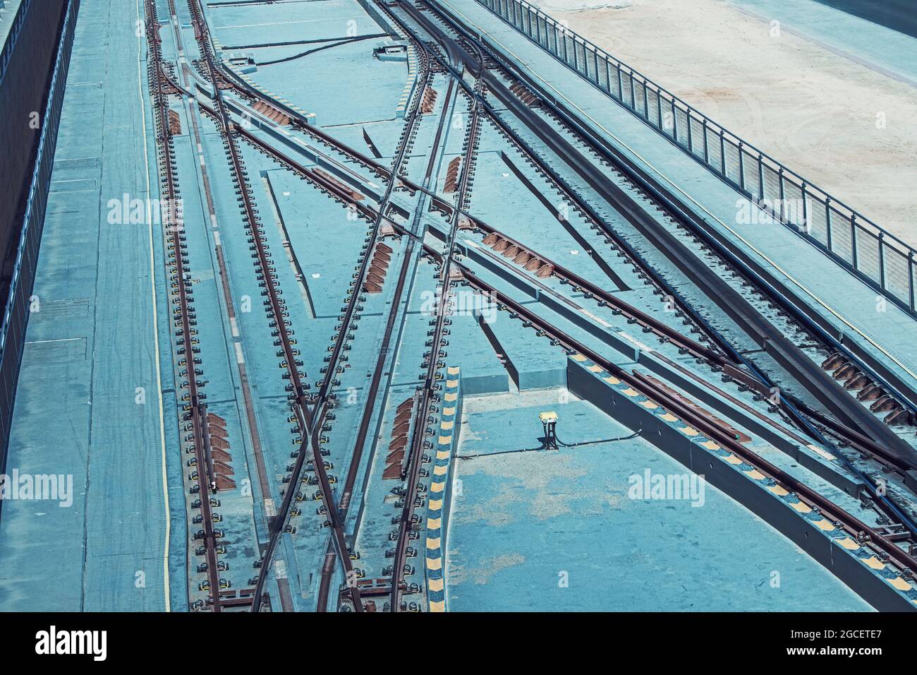 Intersection emmêlée des voies ferrées et des voies ferrées d'un train ou d'une ville tramway ou métro rapide, vue aérienne. Concept de transport et de logistique Banque D'Images