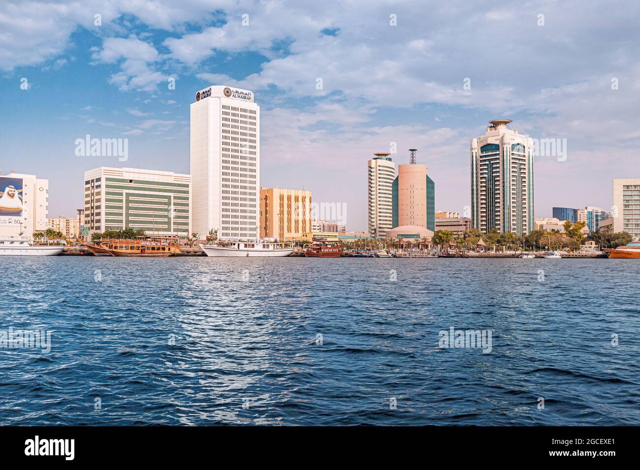 23 février 2021, Dubaï, Émirats Arabes Unis : vue panoramique sur le canal de Dubai Creek avec les hôtels, le bâtiment du gouvernement et la banque nationale Al Masraf Banque D'Images