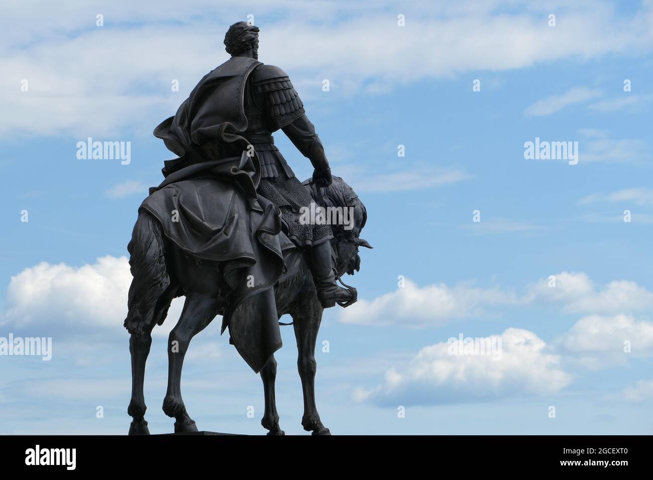 Nijni Novgorod, Russie, 08.05.2021. Monument à Alexandre Nevsky à la Cathédrale de la Strelka, au confluent des deux rivières Volga et Oka. Banque D'Images