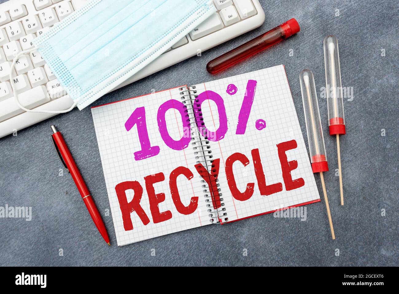 Recyclage du texte d'écriture 100 %. Business Idea contient 100 pour cent de matériel de récupération post-consommation dactylographiant des notes médicales études scientifiques et Banque D'Images