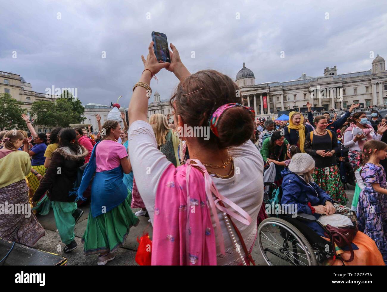 Londres Dimanche 08 août 2021 Lièvre Krishna des dévotés se sont rassemblés à Trafalgar Square pour danser et chanter aux chants de Lièvre Krishna Hare Rama, avec des robes colorées brillant au soleil. Paul Quezada-Neiman/Alamy Live News Banque D'Images