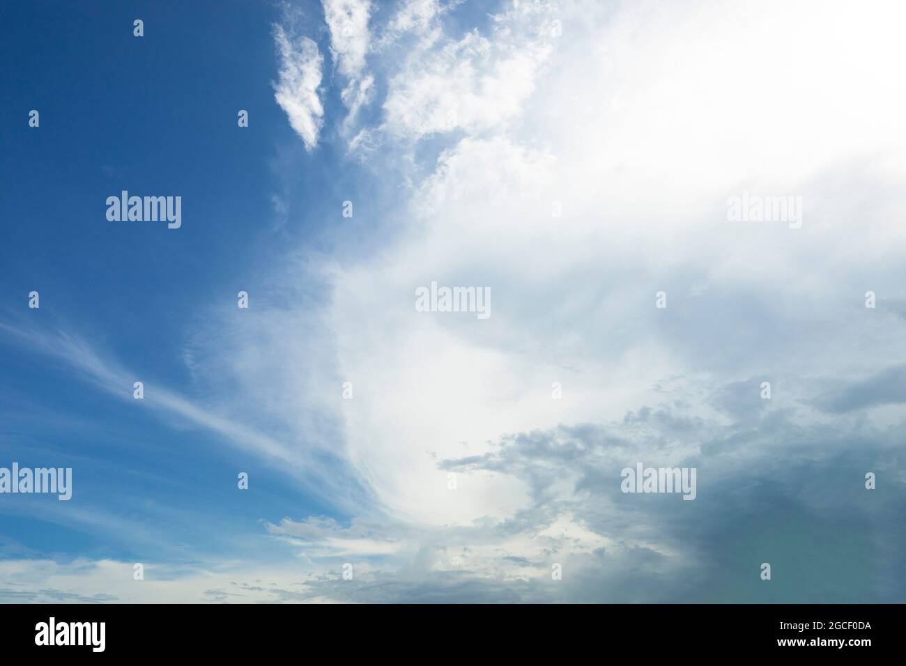 Les nuages créent un magnifique motif contre un ciel bleu dans cette photo. Idéal pour une utilisation avec l'outil Photoshop Sky Replacement. Banque D'Images