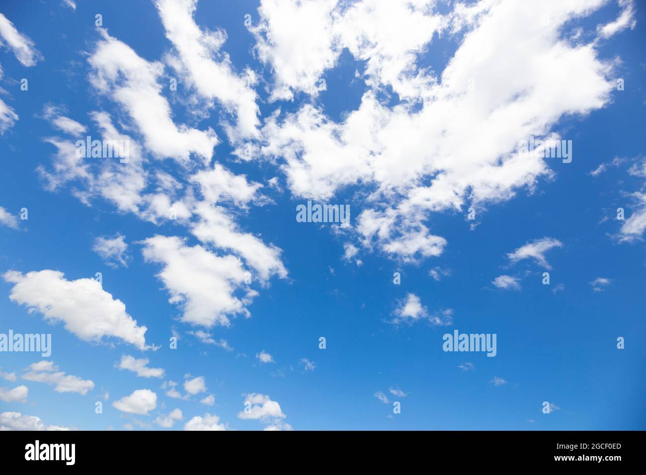 Un beau ciel bleu avec quelques nuages créent le ciel parfait de remplacement pour Photoshop 2021. Banque D'Images