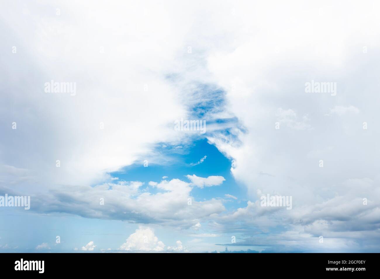 Le ciel bleu est visible à travers une couche de nuages dans le sud de la Floride. Idéal pour une utilisation avec l'outil de remplacement du ciel Photoshop 2021. Banque D'Images Le ciel bleu est visible à travers une couche de nuages dans le sud de la Floride. Idéal pour une utilisation avec l'outil de remplacement du ciel Photoshop 2021. Banque D'Images