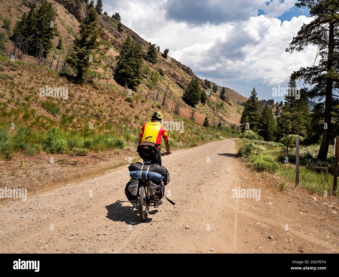 ID00840-00...IDAHO - cycliste sur la longue descente en dessous de Dollarhide Pass suivre Warm Spring Creek à Ketchum sur la route des sources chaudes de l'Idaho. Banque D'Images