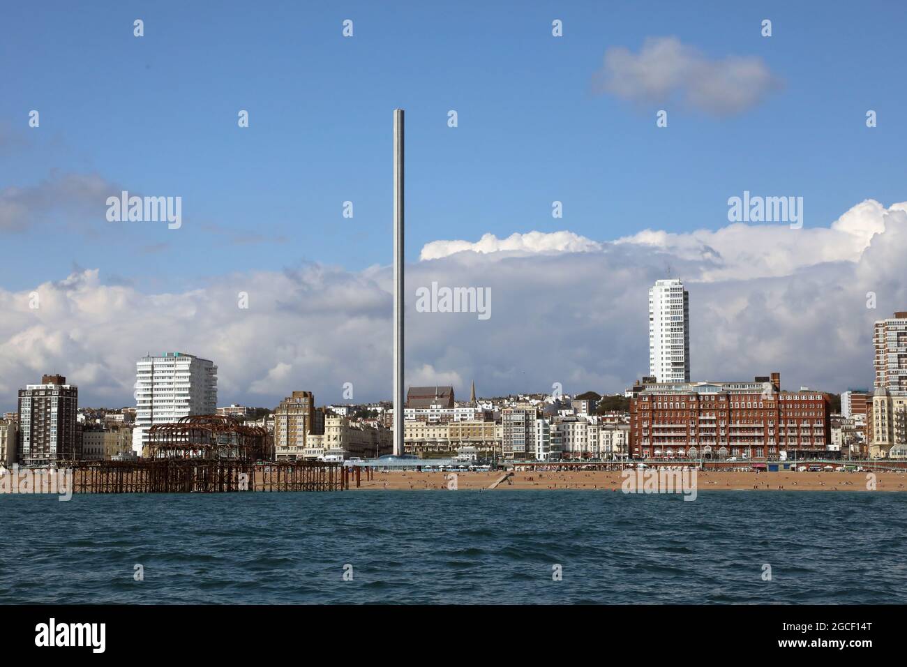 2021 08 03: La Tour d'observation de British Airways i360 surplombant la jetée ouest de Brighton en ruines Banque D'Images