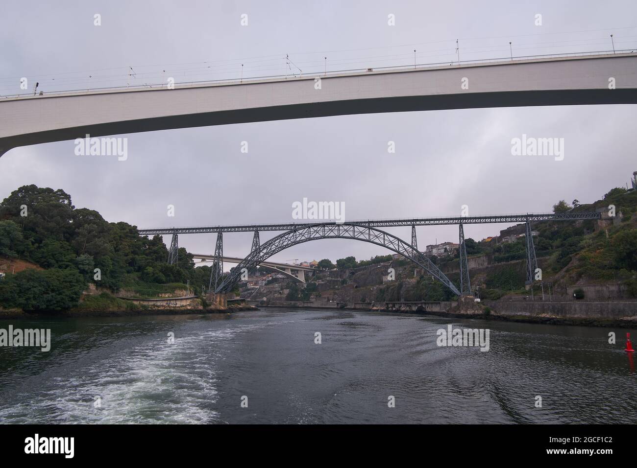 Pont Maria Pia ('Ponte Dona Maria Pia') sur le fleuve Douro à Porto, Portugal - pont ferroviaire par Gustave Eiffel - fer forgé, double charnière, Cresce Banque D'Images