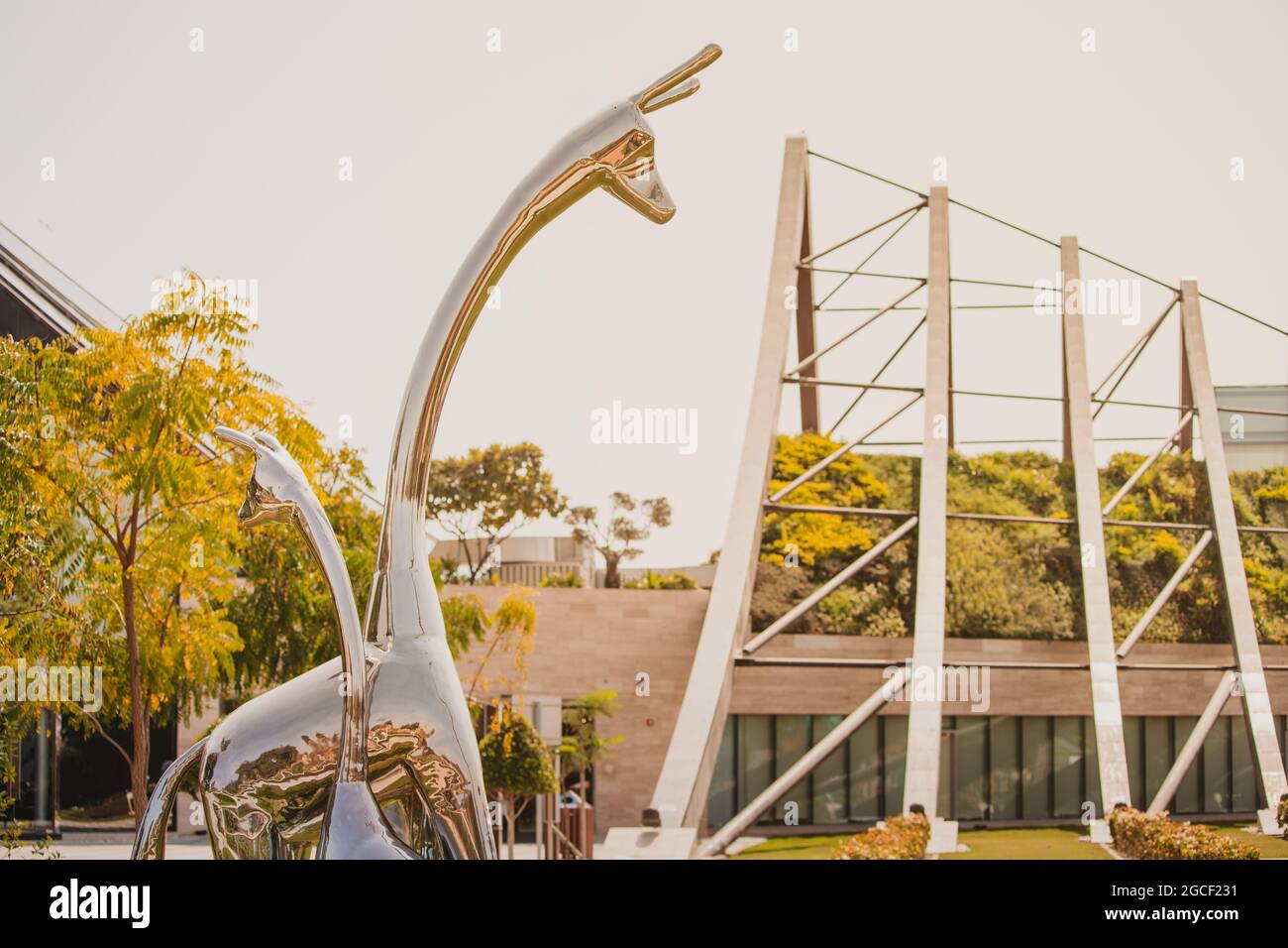 24 février 2021, Dubaï, Émirats arabes Unis : statues métalliques de deux girafes au parc du safari de Dubaï Banque D'Images