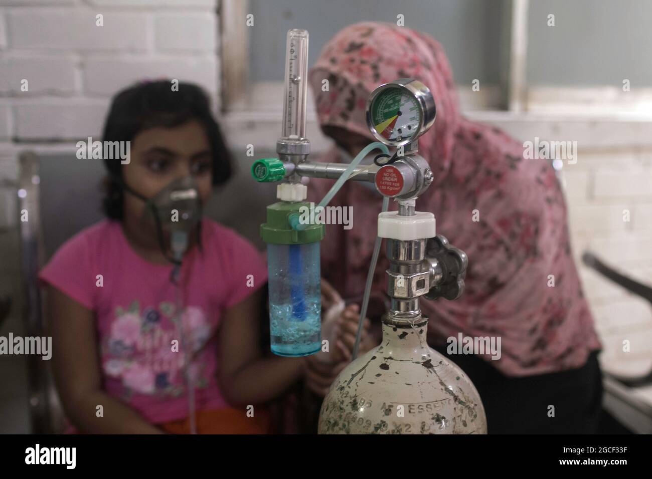 Dhaka, Bangladesh. 08 août 2021. Les enfants reçoivent un traitement à l'hôpital pour enfants de Dhaka, à Dhaka. Au total, 946 patients atteints de dengue reçoivent actuellement un traitement dans différents hôpitaux du Bangladesh. Depuis le 1er août, plus de 200 cas de dengue ont été recensés au Bangladesh, ce qui a aggravé les préoccupations du secteur de la santé déjà surchargé chez les patients de Covid-19. Crédit : SOPA Images Limited/Alamy Live News Banque D'Images