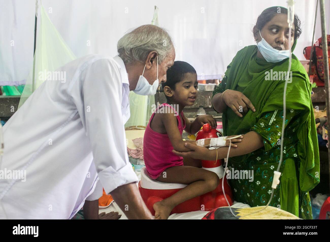 Dhaka, Bangladesh. 08 août 2021. Un enfant atteint de la dengue reçoit un traitement à l'hôpital pour enfants de Dhaka. Au total, 946 patients atteints de dengue reçoivent actuellement un traitement dans différents hôpitaux du Bangladesh. Depuis le 1er août, plus de 200 cas de dengue ont été recensés au Bangladesh, ce qui a aggravé les préoccupations du secteur de la santé déjà surchargé chez les patients de Covid-19. Crédit : SOPA Images Limited/Alamy Live News Banque D'Images