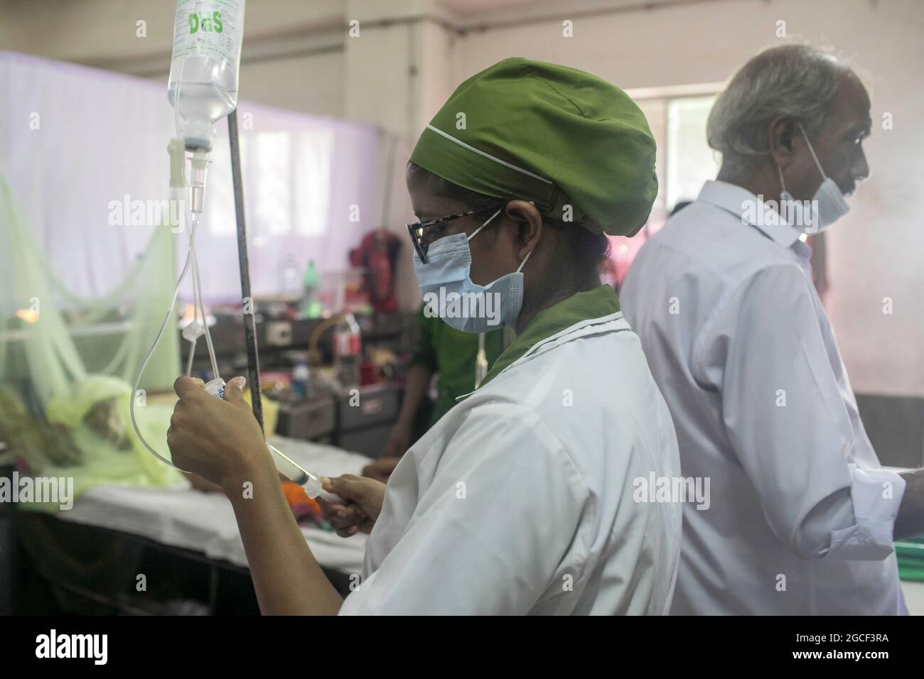 Dhaka, Bangladesh. 08 août 2021. Un professionnel de la santé prépare un traitement pour les enfants atteints de dengue à l'hôpital pour enfants de Dhaka. Au total, 946 patients atteints de dengue reçoivent actuellement un traitement dans différents hôpitaux du Bangladesh. Depuis le 1er août, plus de 200 cas de dengue ont été recensés au Bangladesh, ce qui a aggravé les préoccupations du secteur de la santé déjà surchargé chez les patients de Covid-19. (Photo de Sazzad Hossain/SOPA Images/Sipa USA) crédit: SIPA USA/Alay Live News Banque D'Images