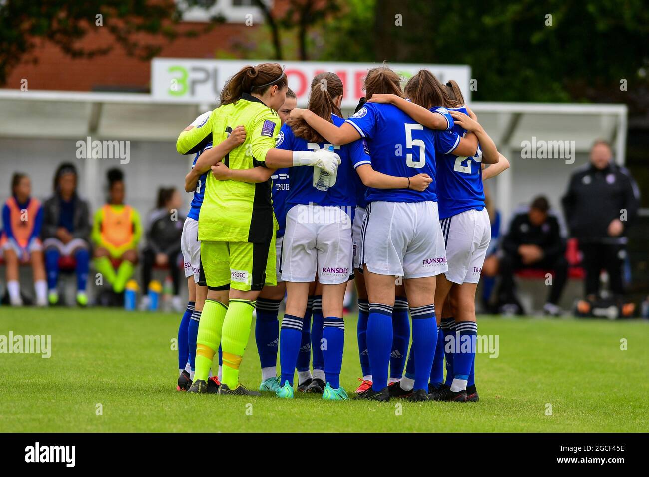 Felixstowe, Royaume-Uni. 08 août 2021. Les joueurs d'Ipswich se caucus pendant l'amicale entre Ipswich Town et Wolverhampton Wanderers à la Goldstar Ground-Felixstowe-England crédit: SPP Sport Press photo. /Alamy Live News Banque D'Images