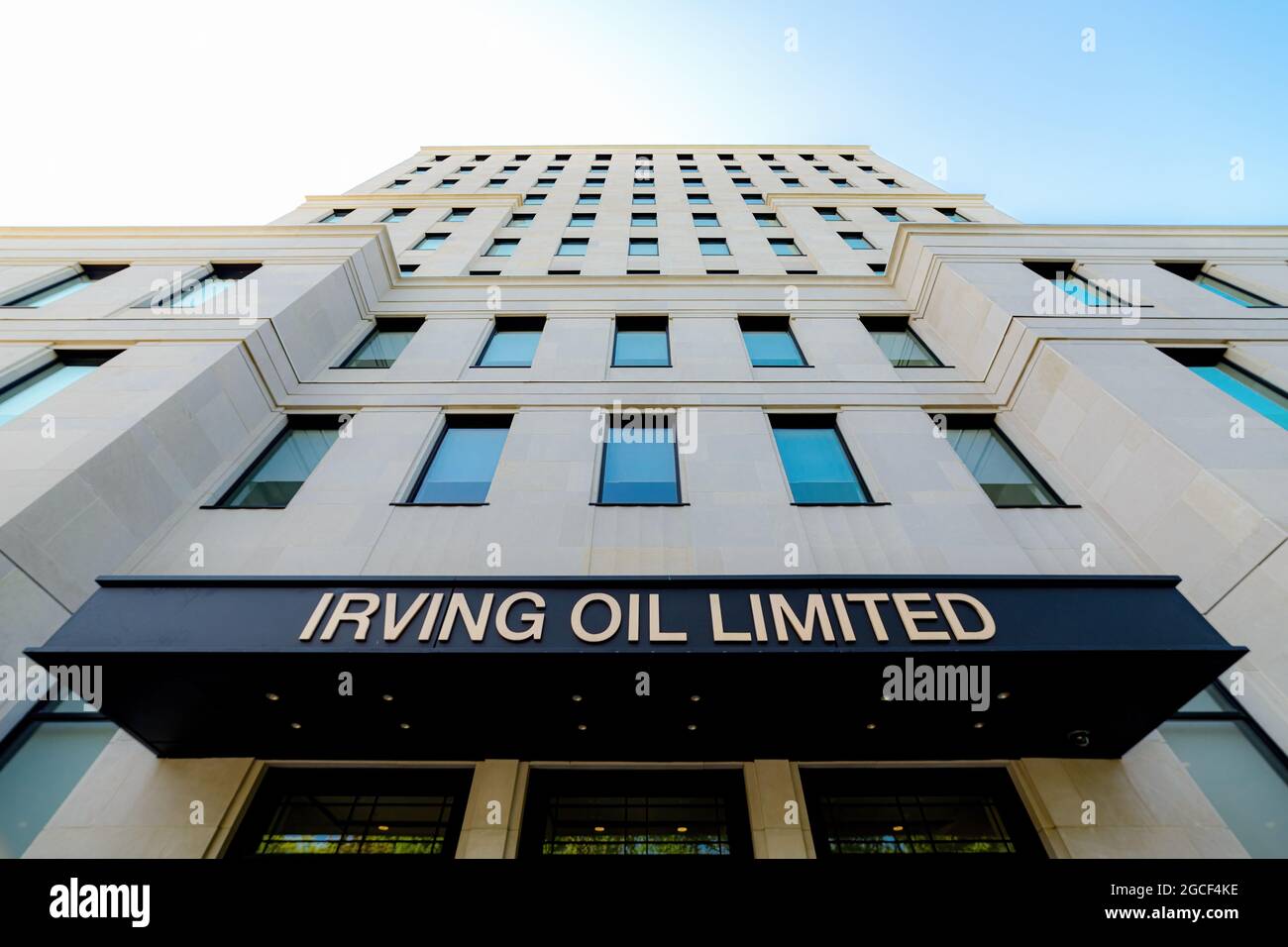 Saint John, N.-B., Canada - le 24 juillet 2021 : recherche de l'immeuble de bureaux d'Irving Oil sur King Square South. Ciel au-dessus si la pièce est un nuage de pièce bleu. Banque D'Images