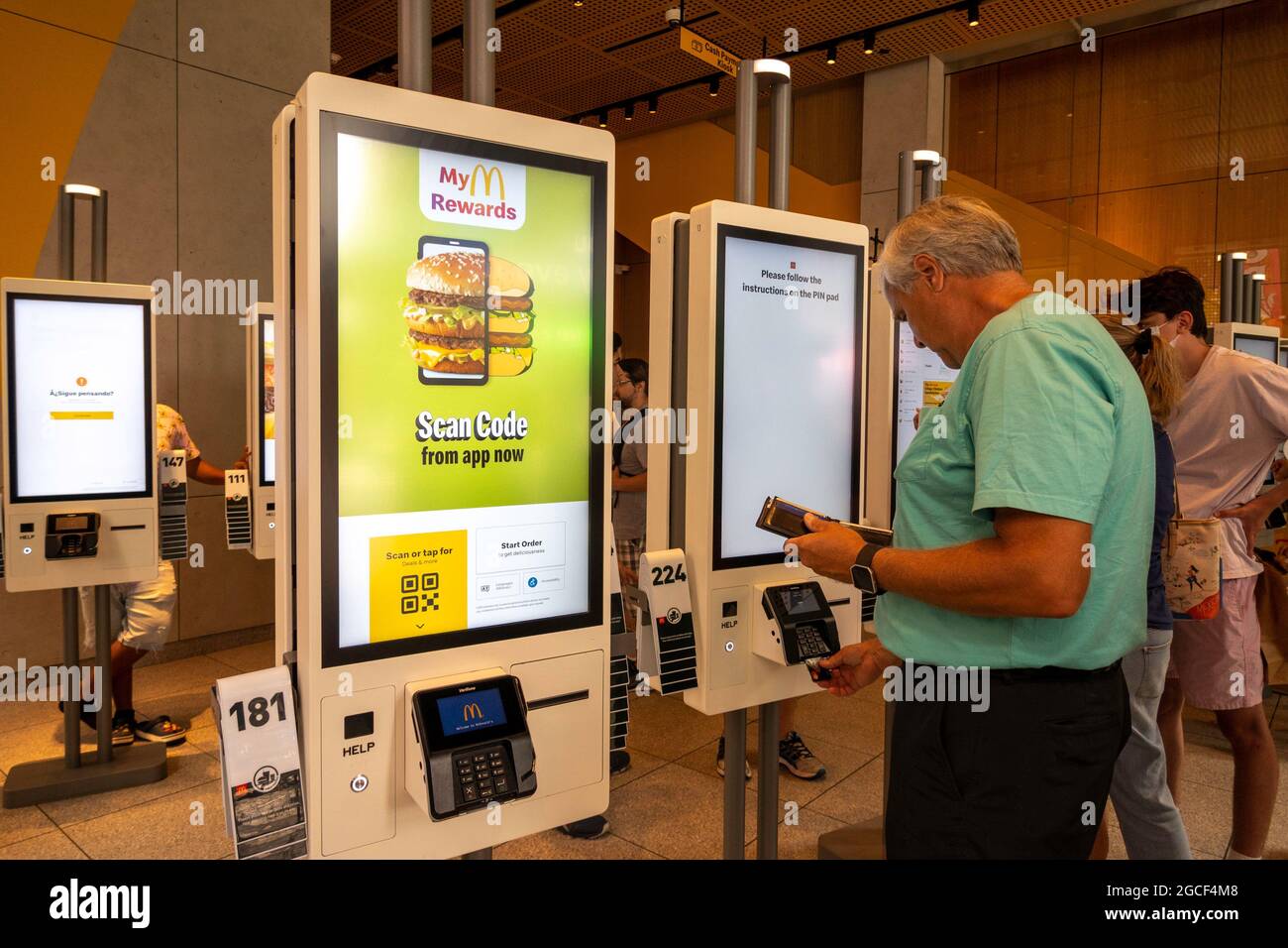Restaurant McDonald's, Times Square, New York, États-Unis 2021 Banque D'Images