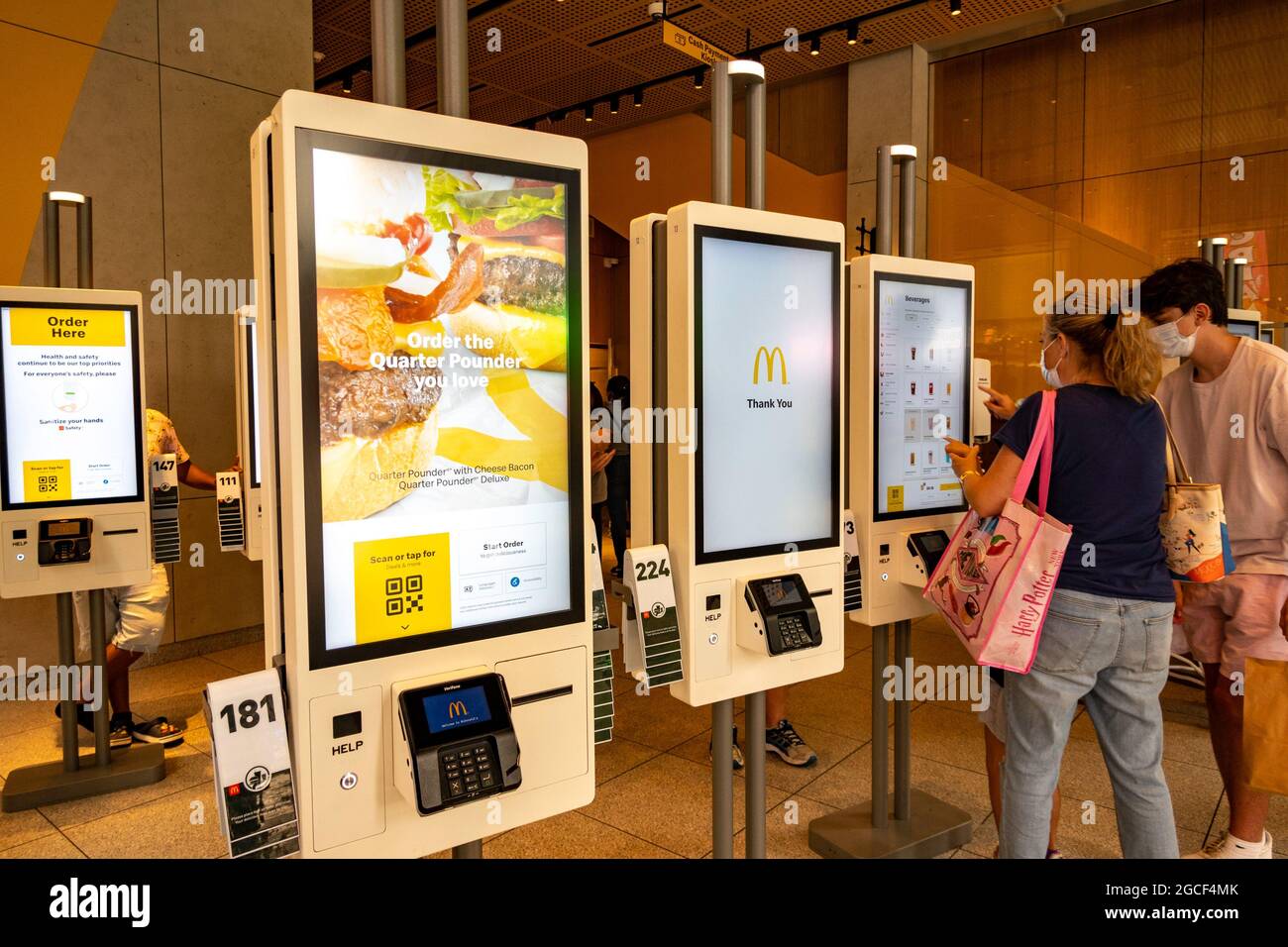 Restaurant McDonald's, Times Square, New York, États-Unis 2021 Banque D'Images