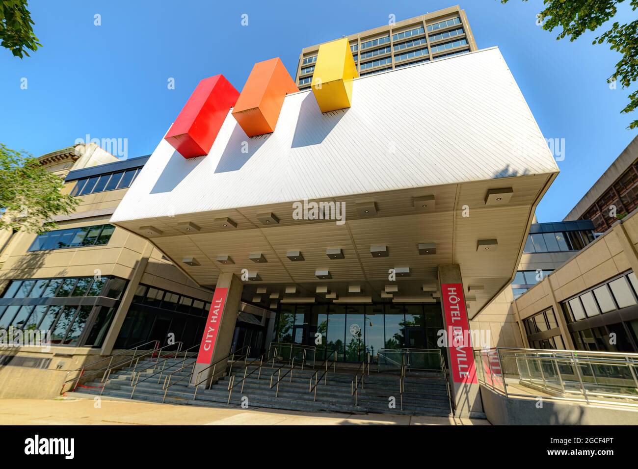 Saint John, N.-B., Canada - le 24 juillet 2021 : à l'hôtel de ville de saint John, N.-B., Canada. Ciel bleu au-dessus. Vue grand angle. Banque D'Images