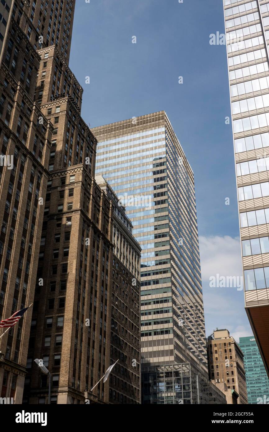 300 Madison Avenue est une tour moderne dont la façade en verre miroir est rayée avec des ailettes en acier, New York City, Etats-Unis Banque D'Images