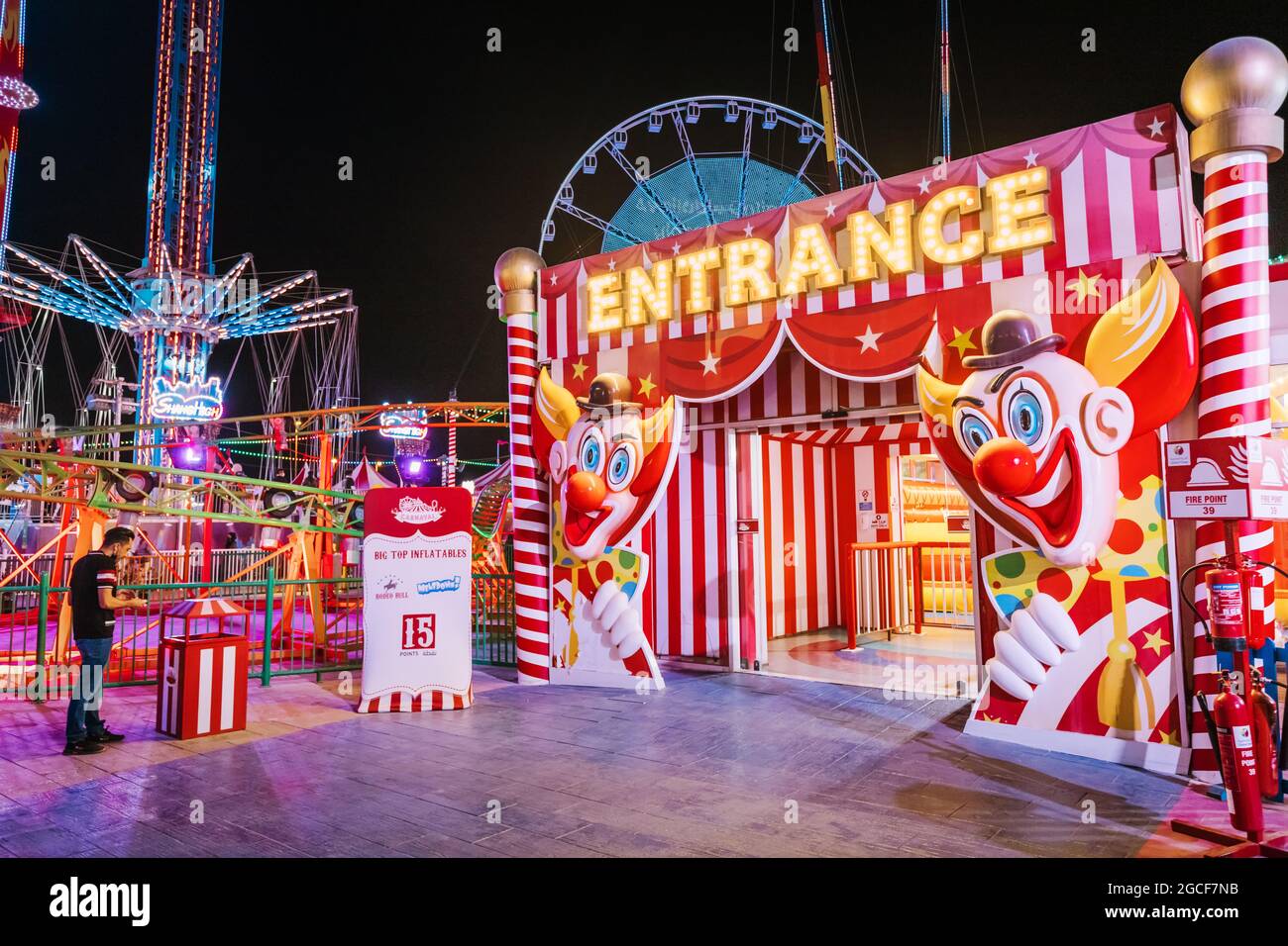 26 février 2021, Émirats Arabes Unis, Dubaï : entrée au parc d'attractions et au cirque pour enfants dans la zone de foire de Global Village la nuit Banque D'Images