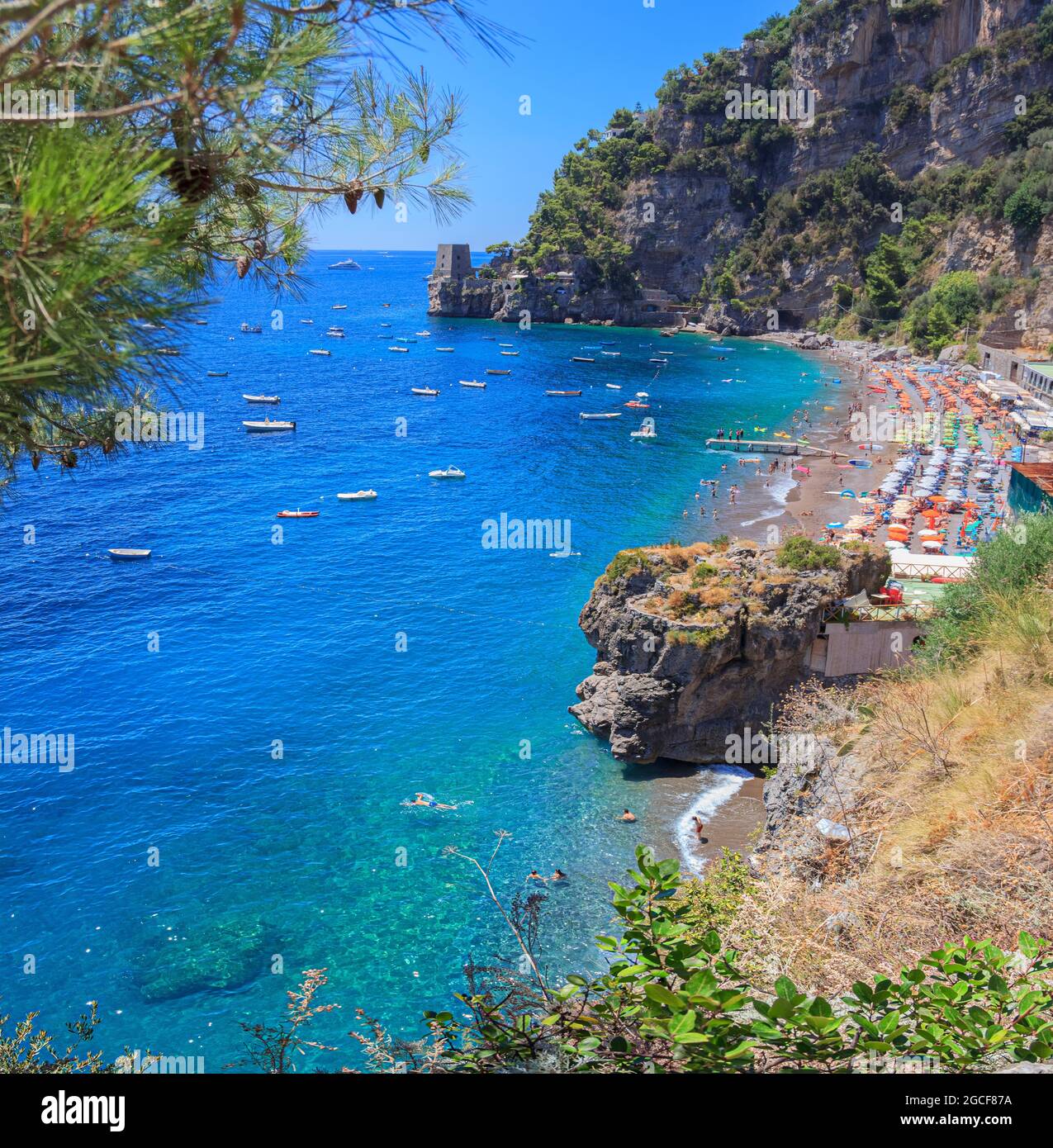 La plage de Fornillo est l'une des principales plages de Positano sur la côte amalfitaine, en Campanie. Il est petit, composé de sable mélangé avec des cailloux. Banque D'Images