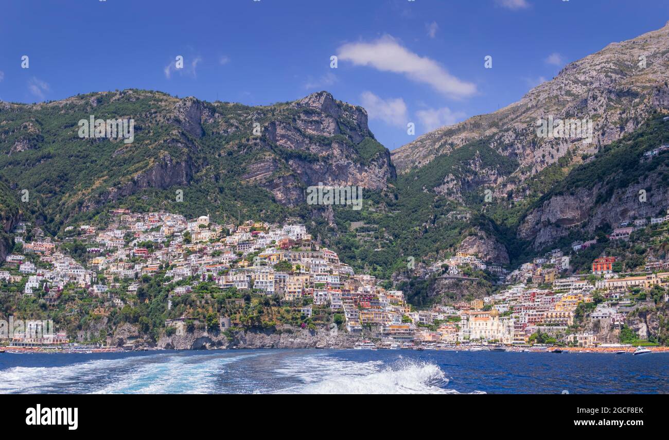 Côte amalfitaine (Costiera Amalfitana) : vue panoramique sur la ville de Positano en Italie (Campanie). Banque D'Images