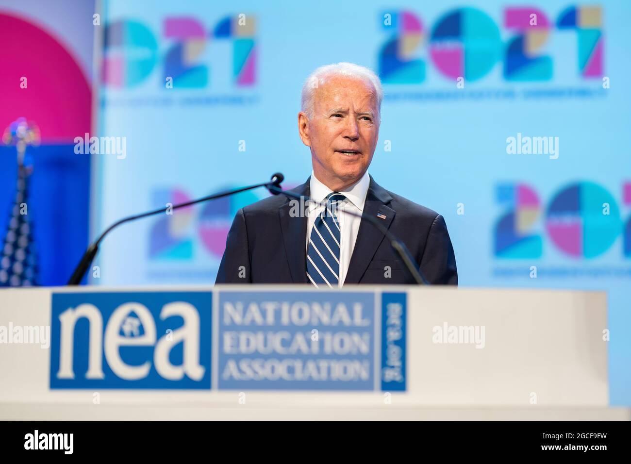 Le Président Joe Biden prononce une allocution à l'Assemblée du Représentant virtuel de l'Association nationale pour l'éducation (AEN) 2021, le vendredi 2 juillet 2021, au Washington Convention Center à Washington (D.C.) (photo officielle de la Maison Blanche par Adam Schultz) Banque D'Images