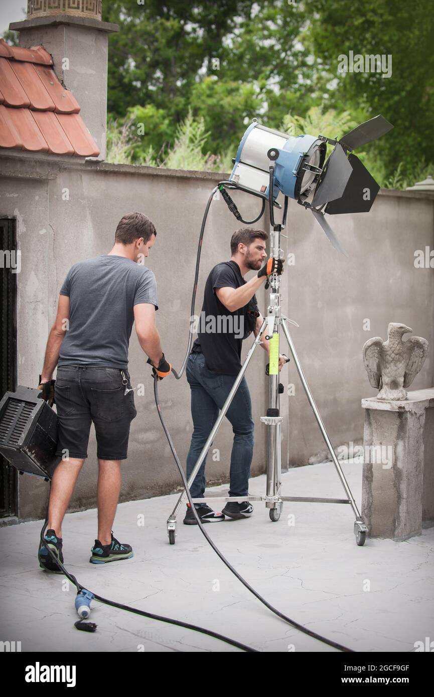 Derrière la scène. Technicien en éclairage de la réalisation de films ingénieur en électricité pour régler et configurer les lumières pour la scène de film. Rayon lumineux. Équipe de tournage Banque D'Images