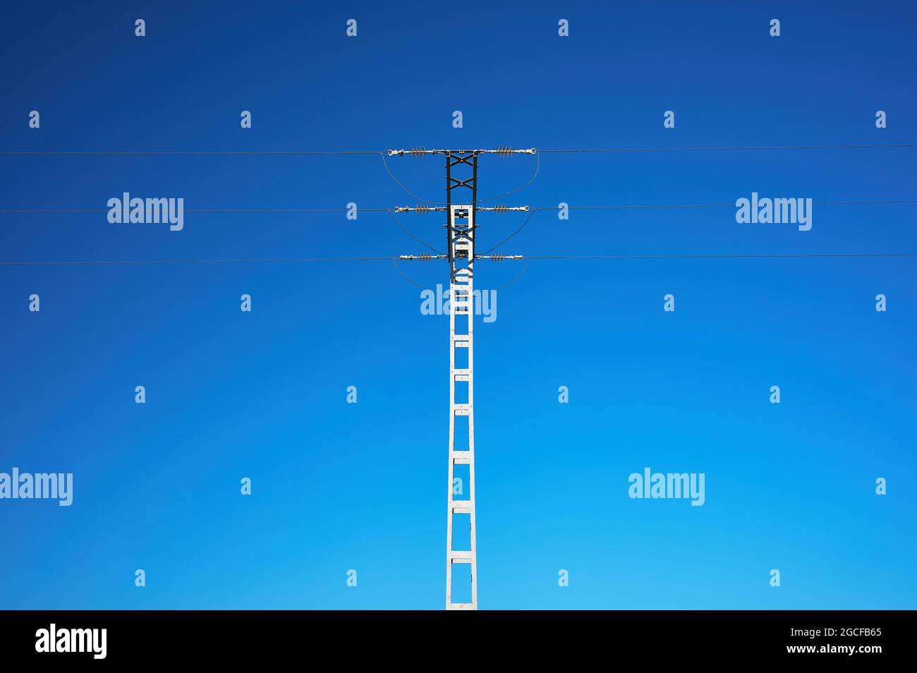 détail d'un pôle de conduction de câble d'alimentation sur fond bleu ciel Banque D'Images