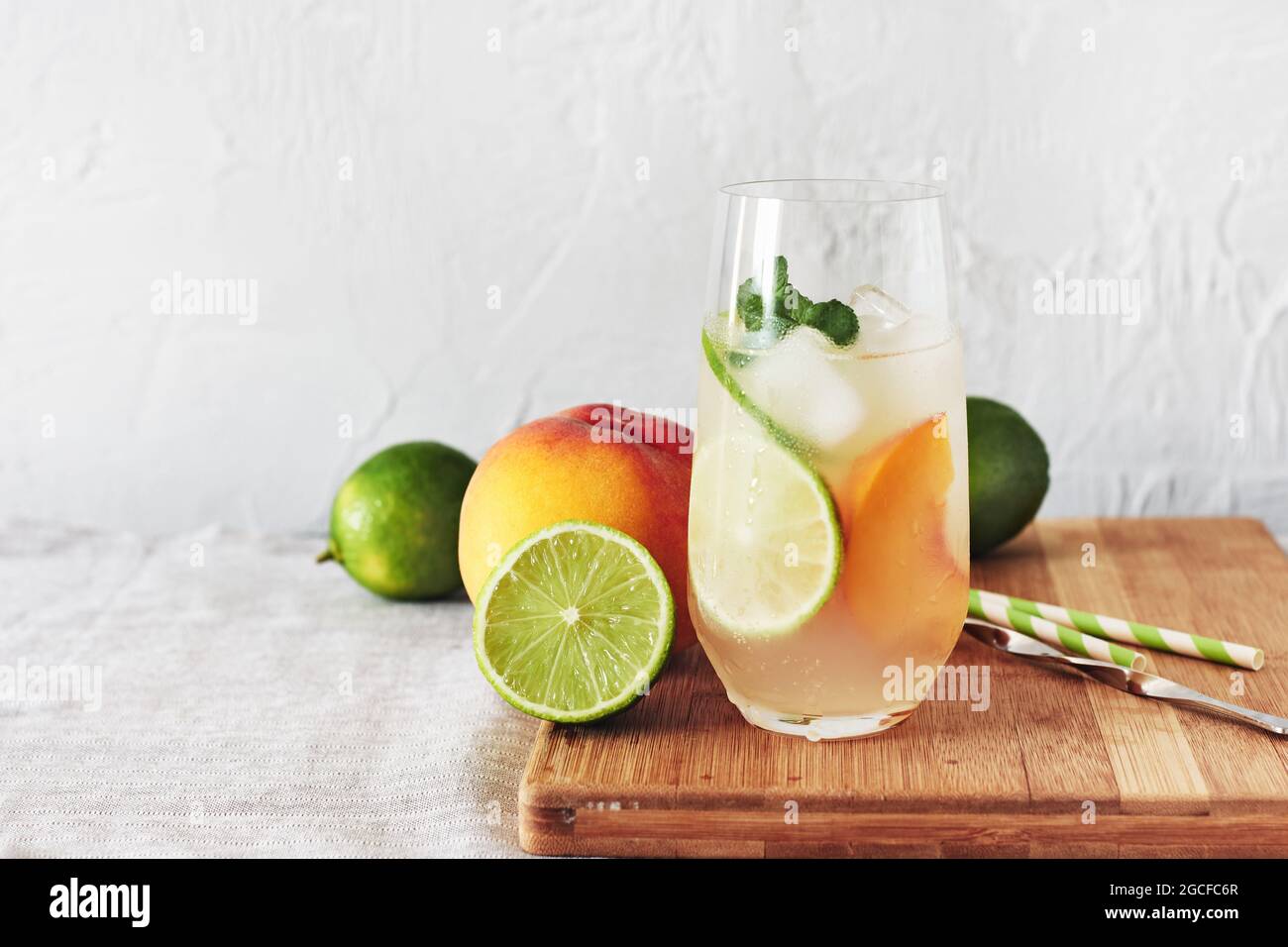 Boisson à la pêche au citron vert, cocktail d'été sans alcool dans un verre. Banque D'Images