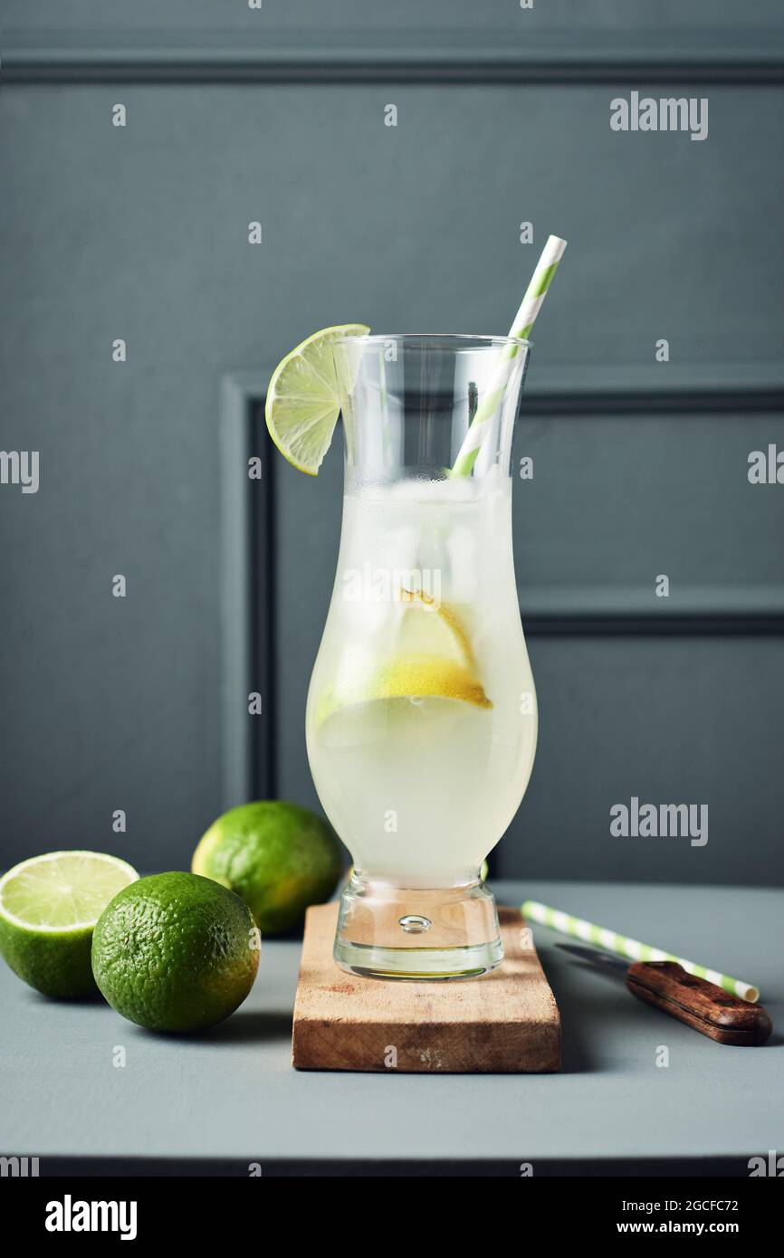 Cocktail de citron vert avec glace. Boisson rafraîchissante en été. Banque D'Images