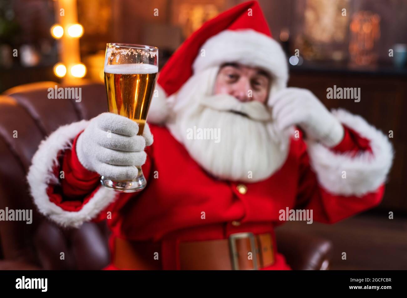 Le Père Noël félicite pour Noël et boit un verre de bière Photo Stock -  Alamy