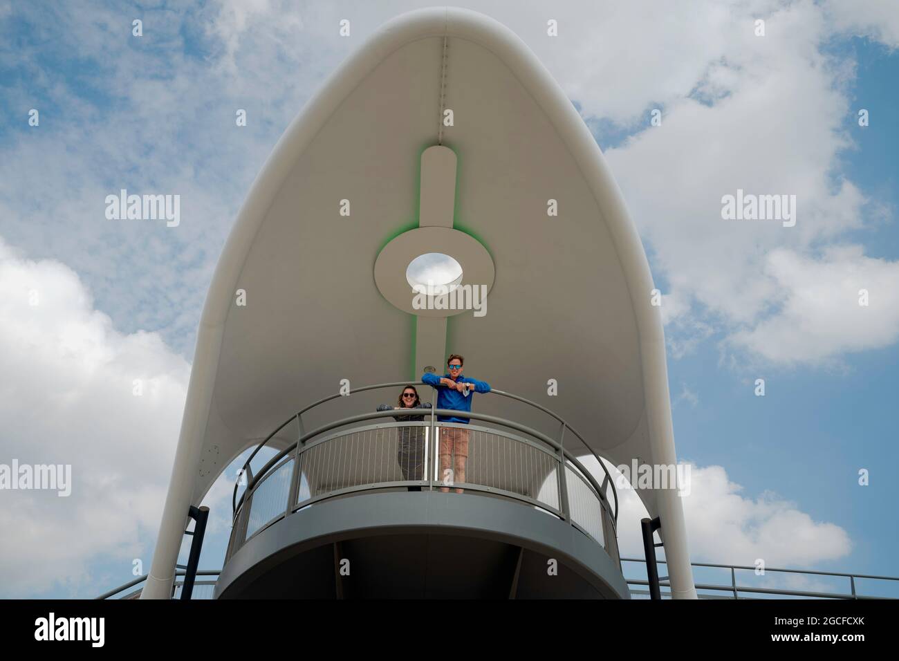 Un jeune couple bénéficie de la vue depuis une position surélevée sur une passerelle récemment construite au-dessus de la route principale à Hull, au Royaume-Uni. Banque D'Images