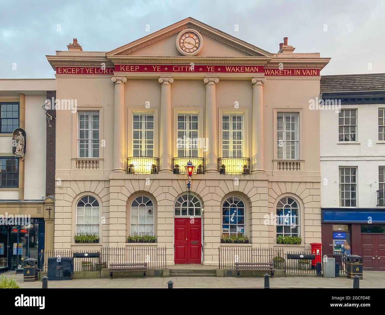 Hôtel de ville de Ripon au crépuscule, place du marché, Ripon, North Yorkshire, Angleterre, Royaume-Uni Banque D'Images