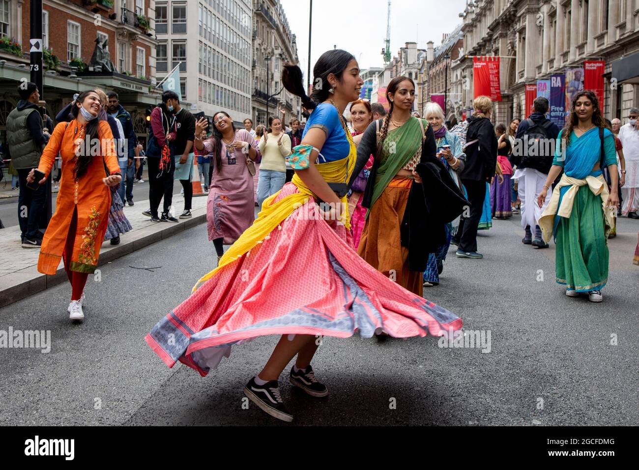 Londres, Royaume-Uni. 08 août 2021. De jeunes adeptes hindous ont vu danser et chanter Hare Krishna pendant une Parade.des milliers de fidèles hindous religieux se sont rassemblés dans le centre de Londres pour célébrer Rathayatra dans la rue. Le défilé se compose habituellement de trois chars représentant les divinités hindoues toutefois en raison de la restriction COVID-19, un seul char a été autorisé cette année. (Photo de Hesther ng/SOPA Images/Sipa USA) crédit: SIPA USA/Alay Live News Banque D'Images