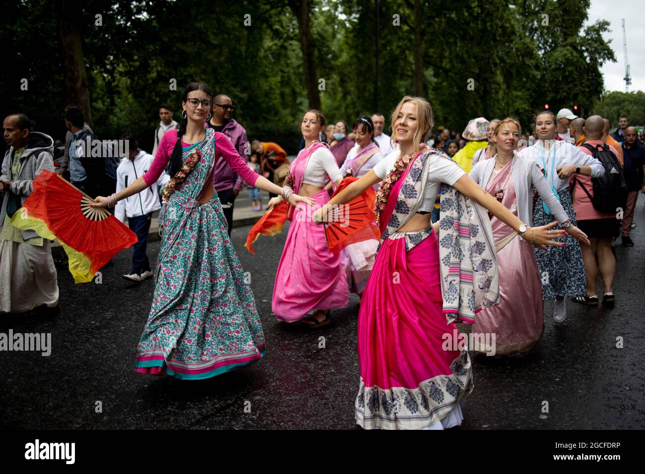 Londres, Royaume-Uni. 08 août 2021. De jeunes adeptes hindous ont vu danser et chanter Hare Krishna pendant une Parade.des milliers de fidèles hindous religieux se sont rassemblés dans le centre de Londres pour célébrer Rathayatra dans la rue. Le défilé se compose habituellement de trois chars représentant les divinités hindoues toutefois en raison de la restriction COVID-19, un seul char a été autorisé cette année. (Photo de Hesther ng/SOPA Images/Sipa USA) crédit: SIPA USA/Alay Live News Banque D'Images