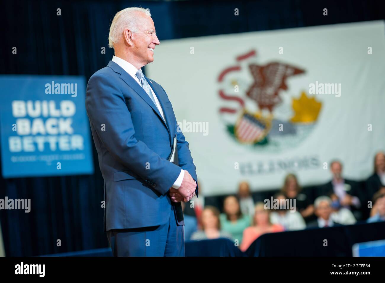 Le président Joe Biden écoute lorsqu’il est présenté pour faire des remarques sur le « construire un meilleur agenda », le mercredi 7 juillet 2021, au McHenry County College de Crystal Lake, Illinois. (Photo officielle de la Maison Blanche par Adam Schultz) Banque D'Images
