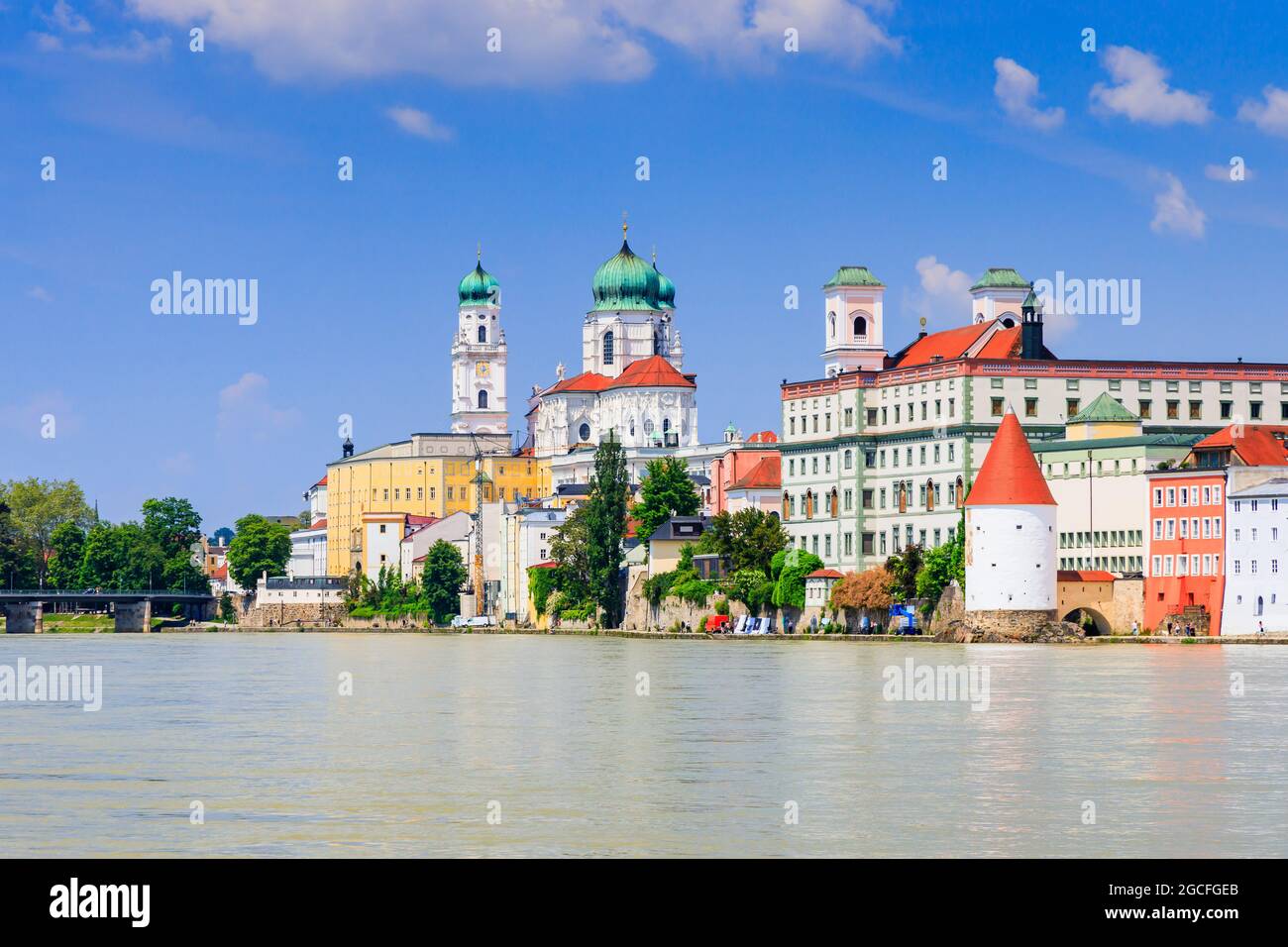 Passau, Allemagne. Ville de trois rivières en face de la rivière Inn. Banque D'Images