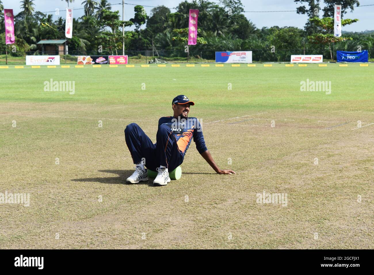 Le cricketer sri-lankais Suranga Lakmal s'échauffe avant un match de cricket. Le pittoresque terrain de cricket de l'Army Ordinance. Dombagode. Sri Lanka. Banque D'Images