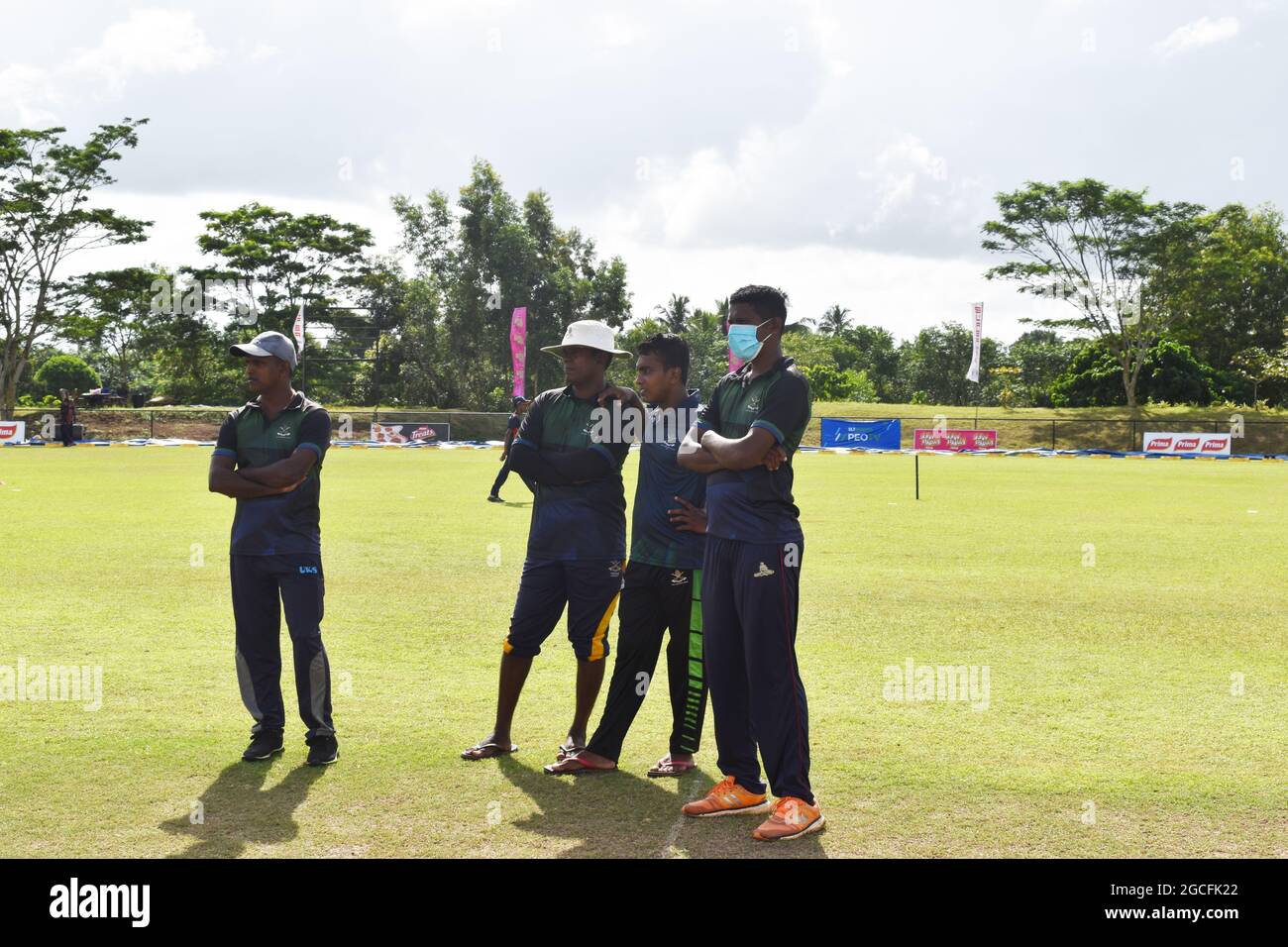Le personnel de terrain se prépare au pittoresque terrain de cricket de l'Army Ordinance pour un match. Dombagode. Sri Lanka. Banque D'Images