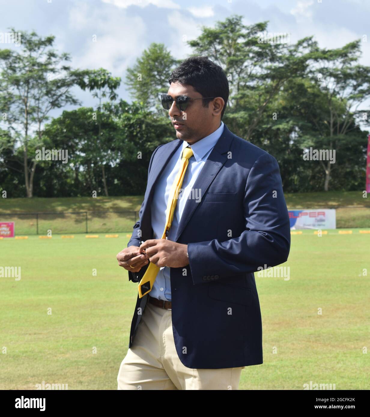 Pradeep Jayaprakash, premier arbitre de match de table au Cricket de Srilanka. Au pittoresque terrain de cricket de l'Army Ordinance. Dombagode. Sri Lanka. Banque D'Images