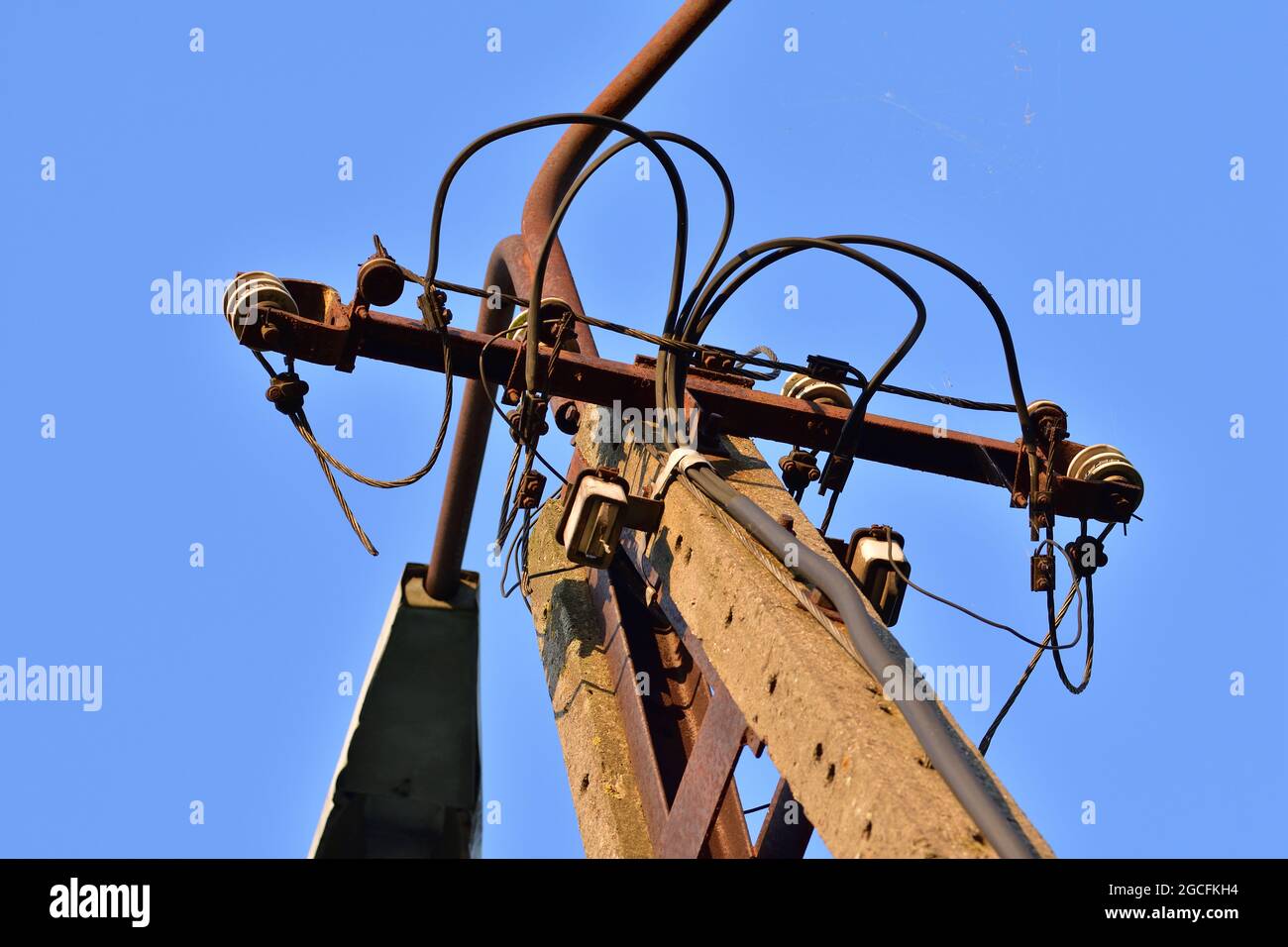 Ancien pôle d'alimentation déconnecté de l'électricité, des isolateurs et des câbles. Banque D'Images