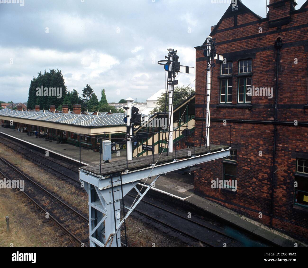Loughborough, Royaume-Uni - 3 juillet 2021 : l'ancien sémaphore émet des signaux à la gare centrale de Loughborough. Banque D'Images