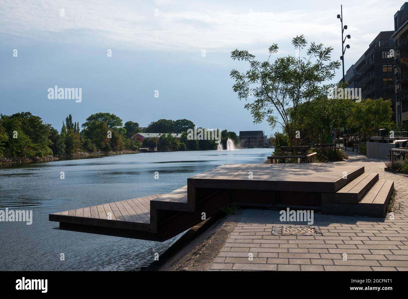 Une promenade moderne le long du canal avec des fontaines à Malmö en Suède pendant l'été Banque D'Images