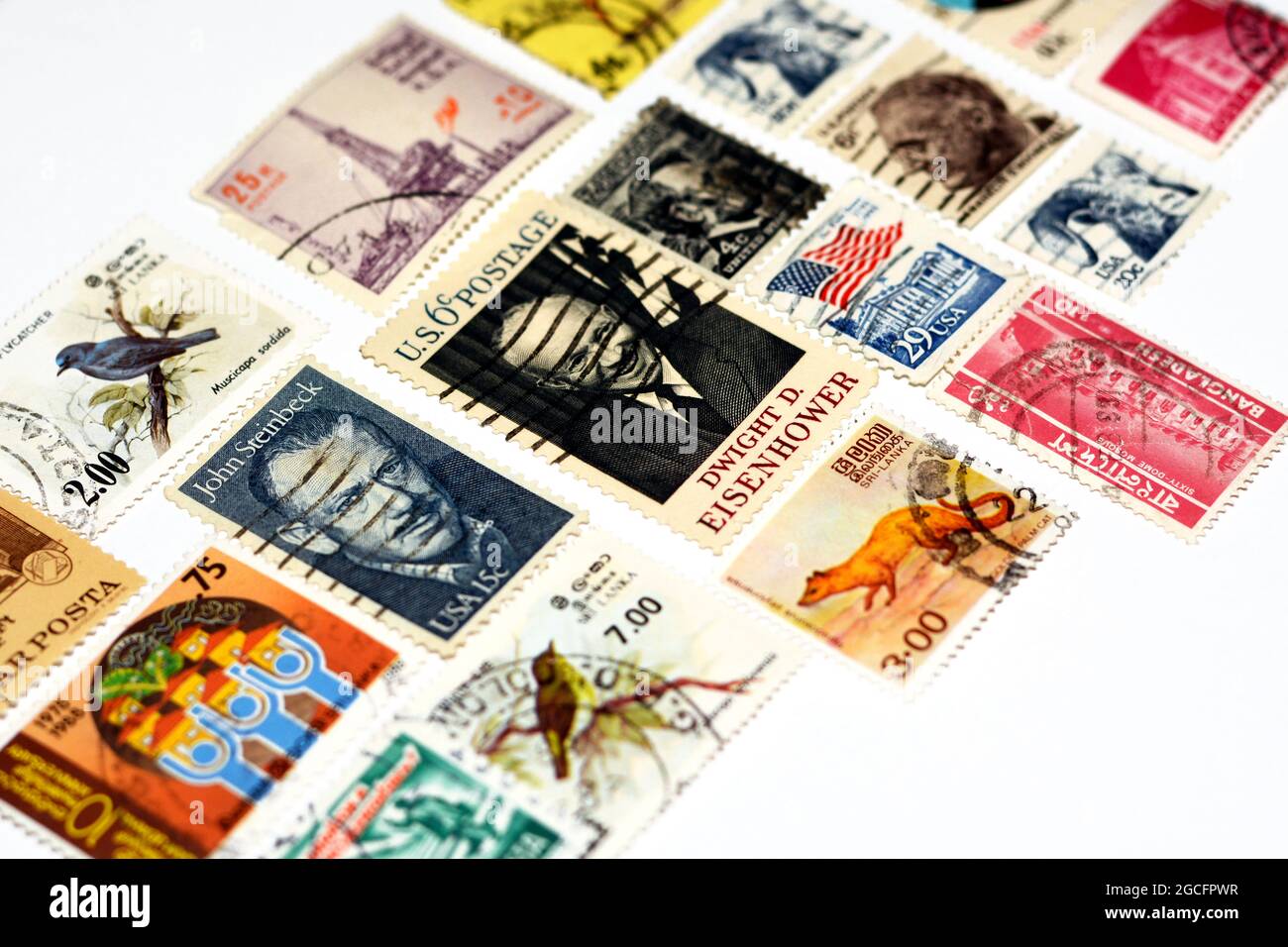 arrière-plan de divers anciens timbres-poste utilisés de différents pays et temps sur fond blanc, une couverture avec un ensemble de timbres-poste, vintage Banque D'Images