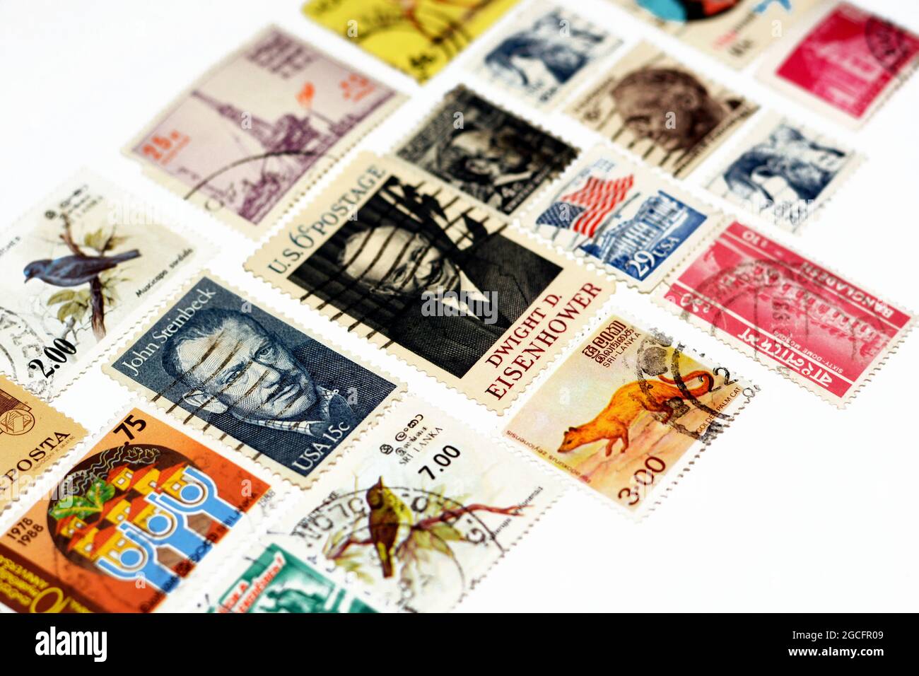 arrière-plan de divers anciens timbres-poste utilisés de différents pays et temps sur fond blanc, une couverture avec un ensemble de timbres-poste, vintage Banque D'Images