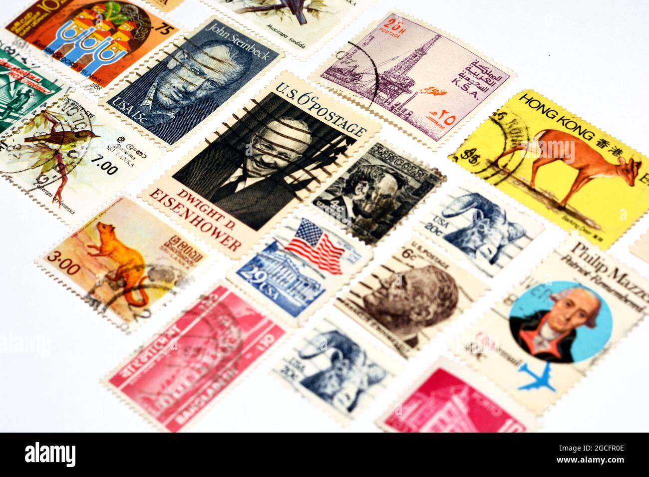 arrière-plan de divers anciens timbres-poste utilisés de différents pays et temps sur fond blanc, une couverture avec un ensemble de timbres-poste, vintage Banque D'Images